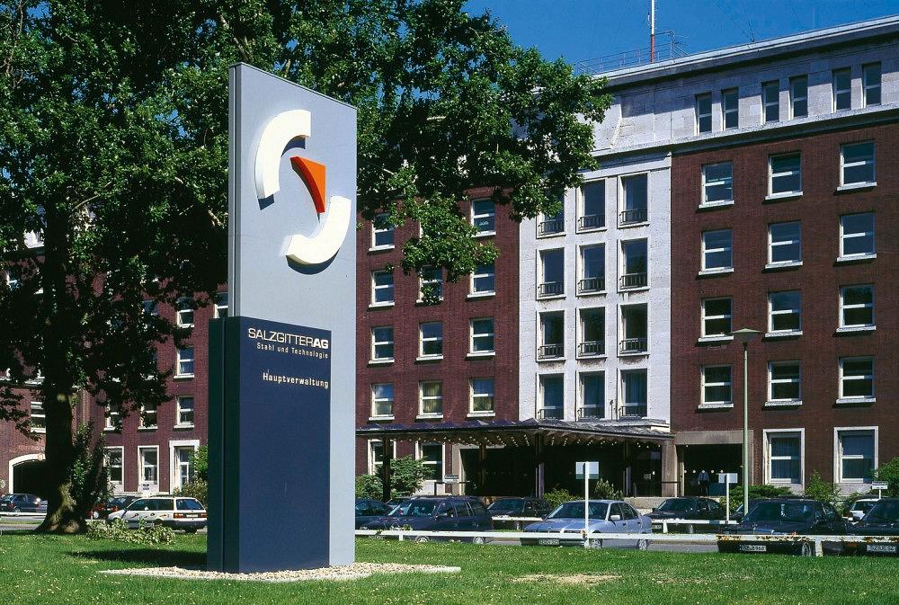 Administration building of Salzgitter AG with company signage – Group affiliation of Salzgitter Automotive Engineering GmbH & Co. KG